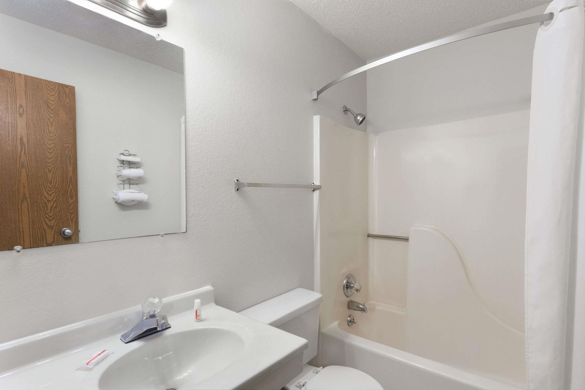 Hotel Super 8 By Wyndham Clinton Extérieur photo