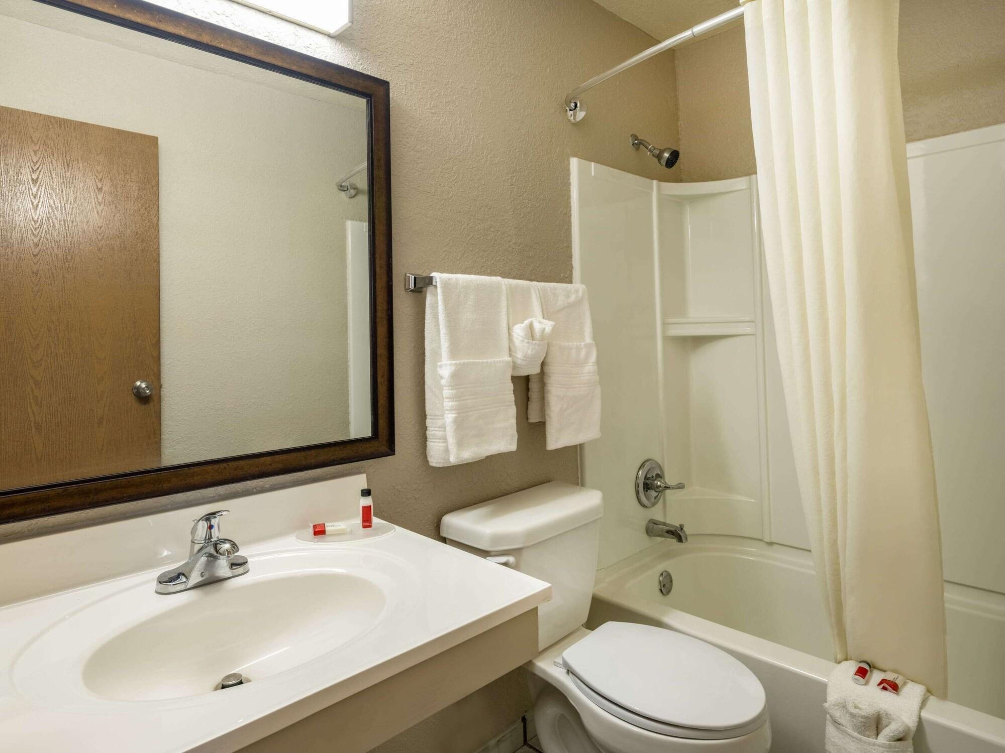 Hotel Super 8 By Wyndham Clinton Extérieur photo