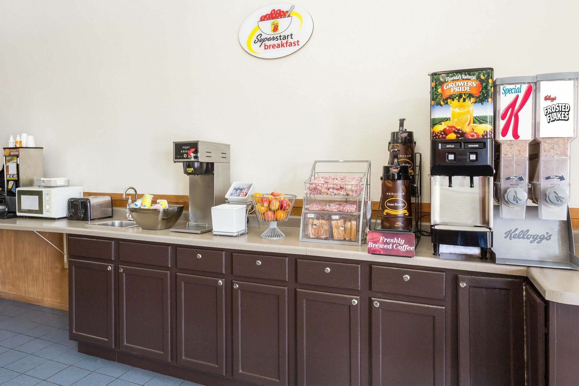 Hotel Super 8 By Wyndham Clinton Extérieur photo