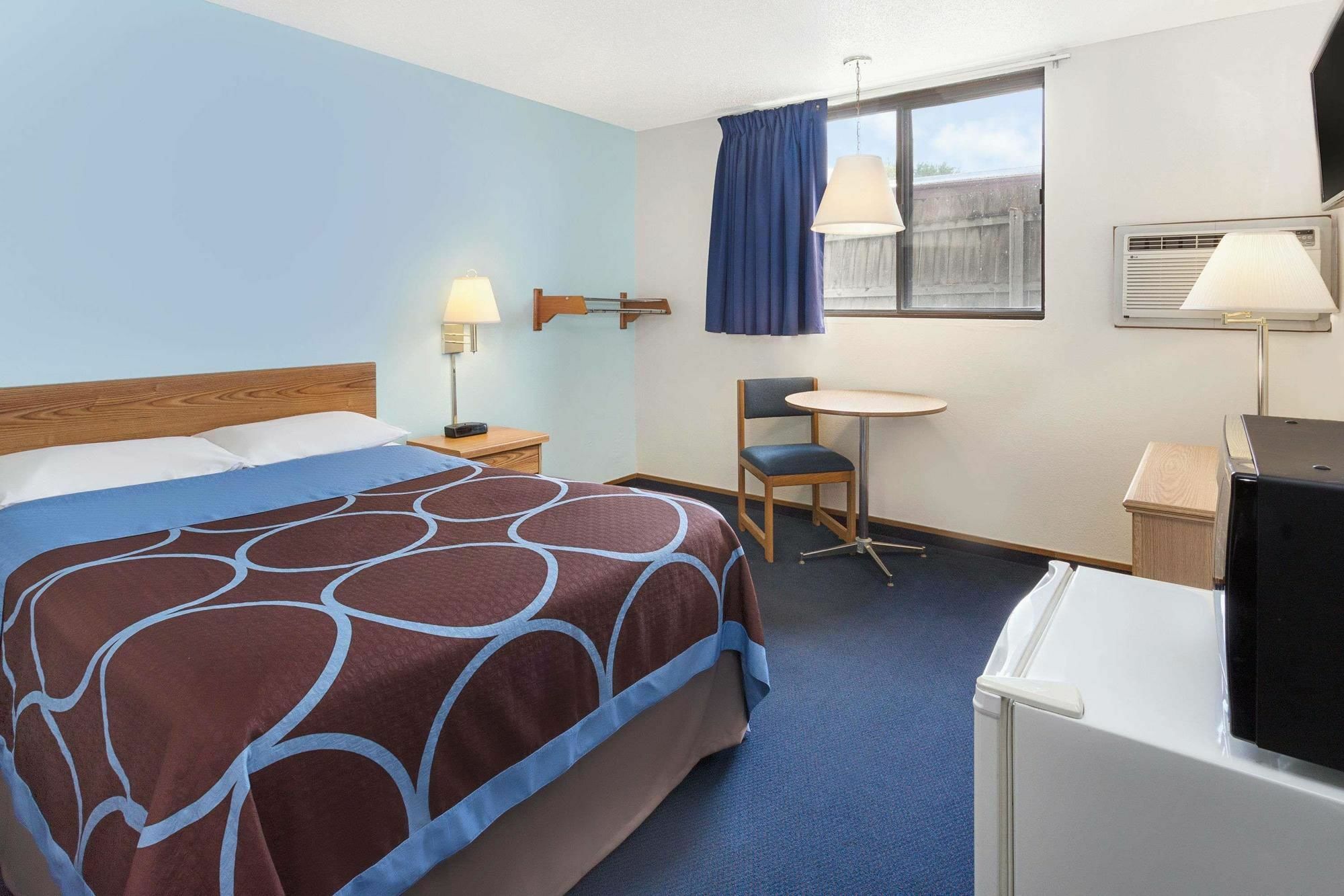 Hotel Super 8 By Wyndham Clinton Extérieur photo